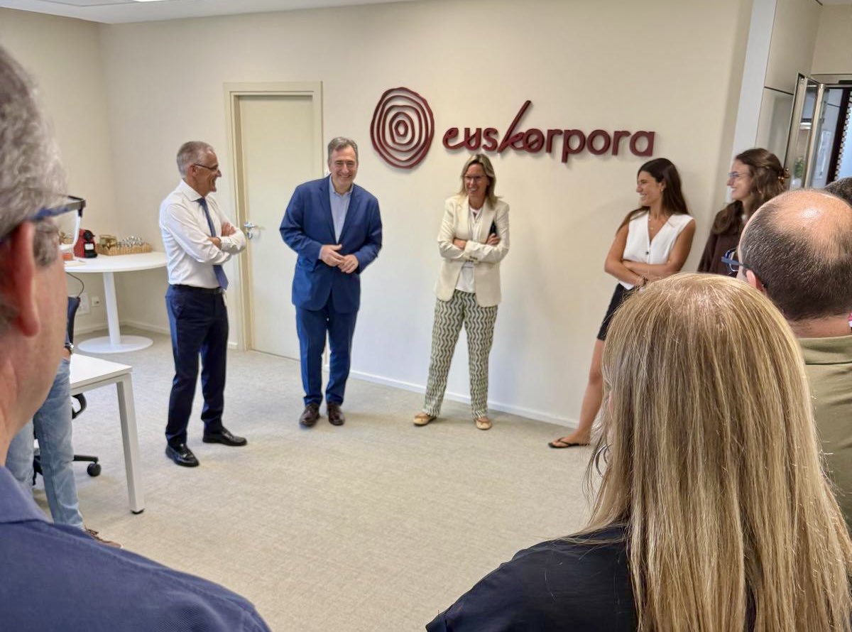 Euskararen digitalizazioak gure hizkuntzaren etorkizuna bermatuko du.

📸 Euzkadi Buru Batzarrak <a href="/euskorpora/">Euskorpora</a> bisitatu du gaur Donostian.

👉 <a href="/eajpnv/">EAJ-PNV</a>-k Euskorpora elkartearen #Euskorpus proiektua bultzatzeko lan egin du, #euskara adimen artifizialaren iraultzara eramango duena.