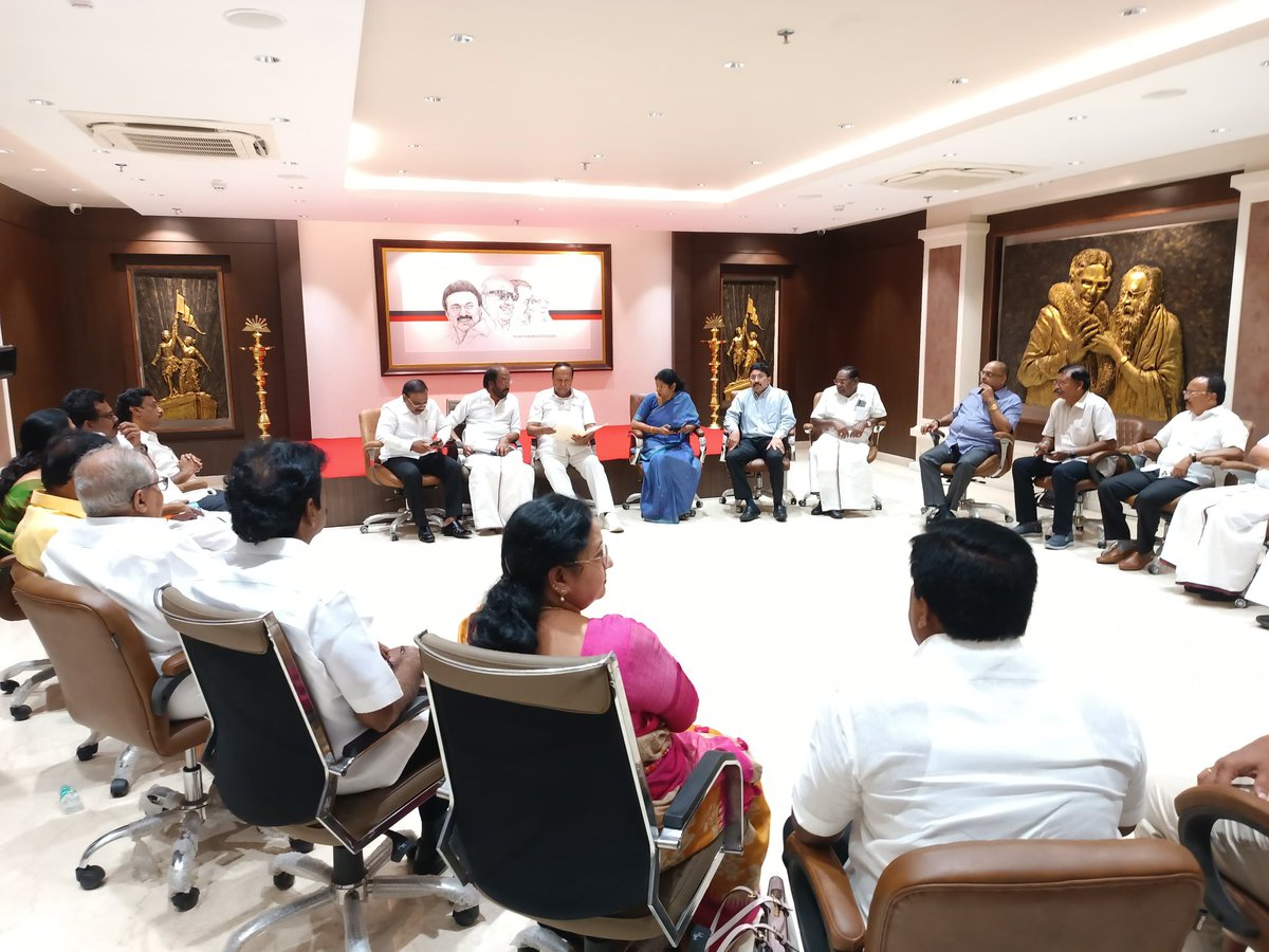 KanimozhiDMK's tweet image. இந்த ஆண்டின் நாடாளுமன்ற மழைக்கால கூட்டத்தொடர் தொடங்கியுள்ளதையொட்டி, இன்று டெல்லியில் உள்ள அண்ணா-கலைஞர் அறிவாலயத்தில் நடைபெற்ற, தி.மு.க நாடாளுமன்ற உறுப்பினர்கள் குழு ஆலோசனைக் கூட்டத்தில் கலந்துகொண்ட போது.
#DMKinParliament