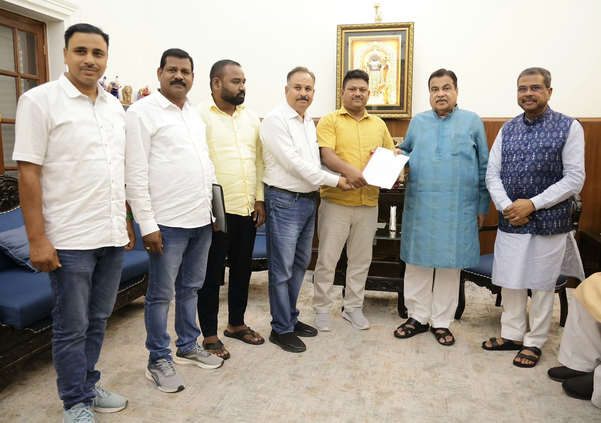 dpradhanbjp's tweet image. Accompanied the delegation of All India Forest Officers Federation to meet senior colleague Shri @nitin_gadkari ji.
The delegation submitted their request related to their smooth discharge of govt. duties.