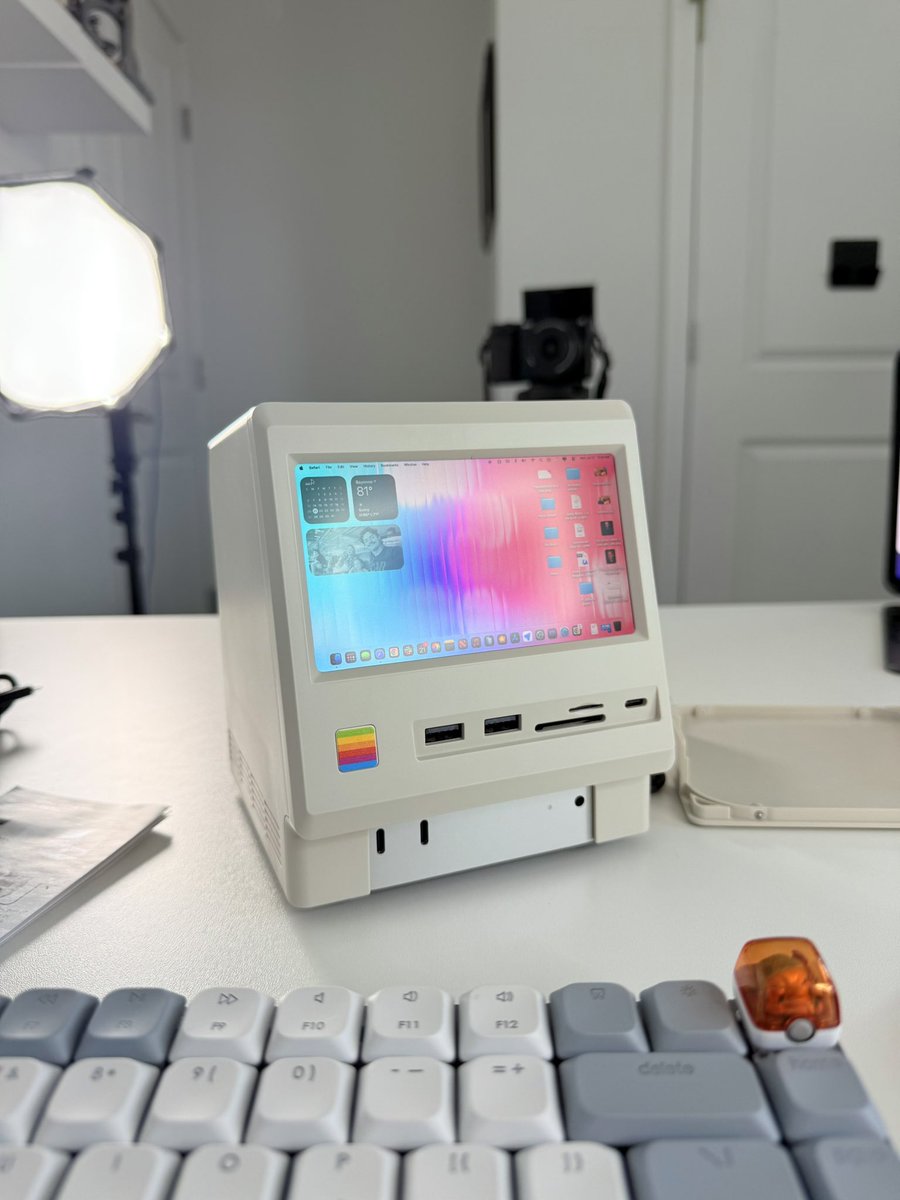 This is the coolest accessory I’ve played with in a long time. I mean look at how cute this is 😂 

It’s a 13 in 1 USB-C docking station with a 5in LCD panel that looks like a retro Apple Mac 😂