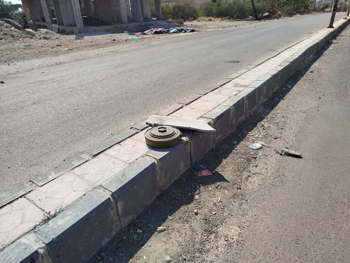 suwayda24's tweet image. مصادر ميدانية من الفصائل المحلية: "نحذر من انتشار ألغام وعبوات ناسفة، تركتها خلفها المجموعات الإرهابية في المناطق التي توغلت فيها بمحافظة السويداء، على جوانب الطرقات وأمام بعض البيوت".
المصادر دعت لتوخي الحذر وعدم التعامل مع أي جسم مشبوه، إلّا عبر المختصين في إزالة وتفكيك…