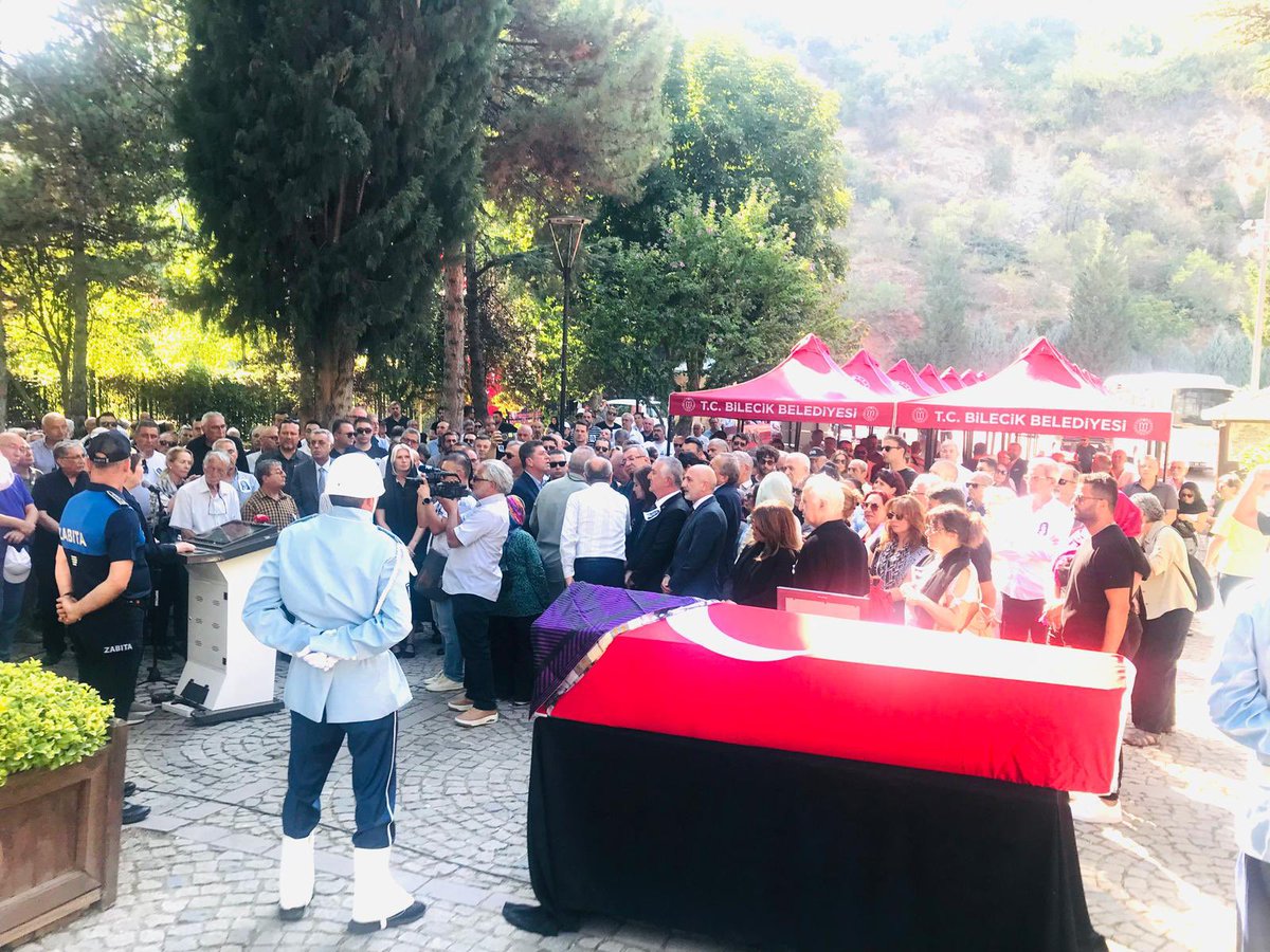 Ali_Oztunc's tweet image. Önceki dönem Bursa Milletvekilimiz ve birlikte Genel Başkan Yardımcılığı yaptığım Prof. Dr. Lale Karabıyık hocamızı sonsuzluğa uğurladık. Lale hocamıza Allahtan rahmet, başta ailesi olmak üzere tüm sevenlerine baş sağlığı ve sabır diliyorum. Mekanı cennet olsun.