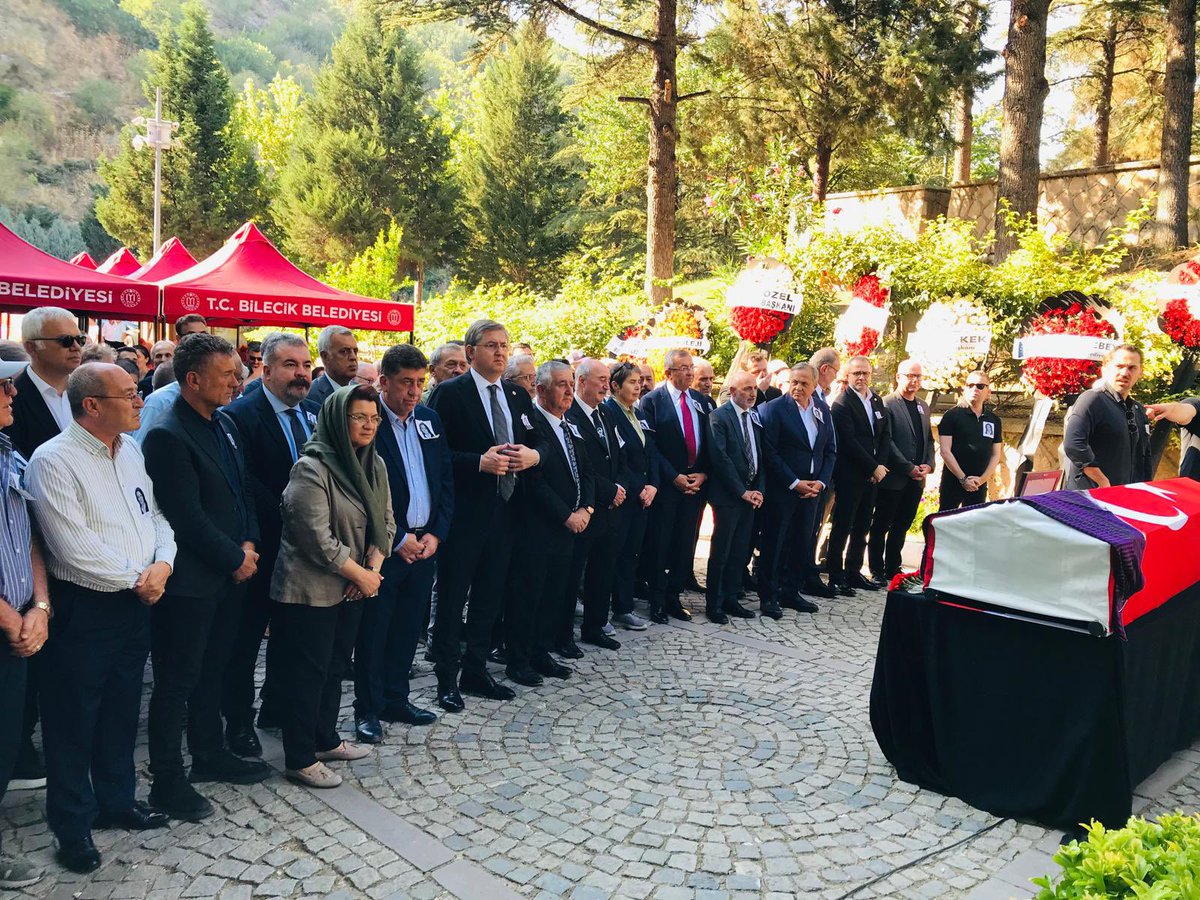 Ali_Oztunc's tweet image. Önceki dönem Bursa Milletvekilimiz ve birlikte Genel Başkan Yardımcılığı yaptığım Prof. Dr. Lale Karabıyık hocamızı sonsuzluğa uğurladık. Lale hocamıza Allahtan rahmet, başta ailesi olmak üzere tüm sevenlerine baş sağlığı ve sabır diliyorum. Mekanı cennet olsun.