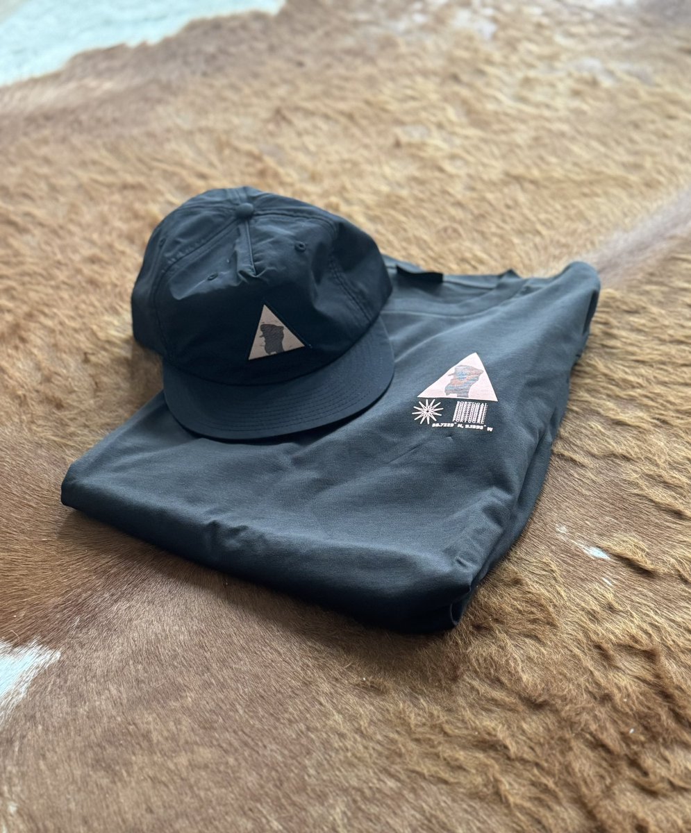 crytollie's tweet image. The postman just rang the bell and handed me a package.
I didn't even know who was supposed to send me what, since I hadn't ordered anything.
I opened the package and saw an Apefest Lisabon and an Apefest cap.
It was @TheeHustleHouse who sent me this free package as a thank you…