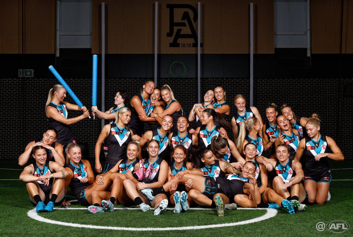 MichaelCWillson's tweet image. Wrapping up #AFLW team photo season with a Power surge⚡️See you Round 01 Pies v Blues Ikon Park, tickets at womens.afl 👊