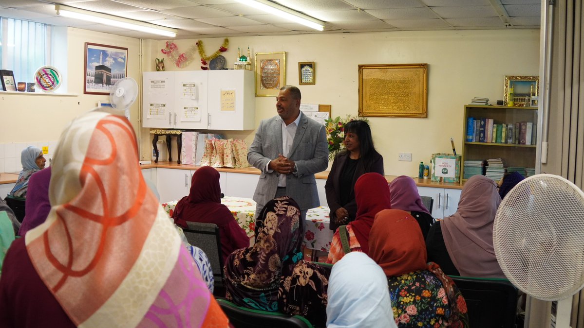 NottsOPCC's tweet image. 🙌 Nottinghamshire PCC Gary Godden and his Deputy @AngelaKandola recently visited Nottingham’s Muslim Women’s Organisation, to further enhance Community Cohesion and empower those in attendance to have the confidence to report should they become a victim of hate crime.