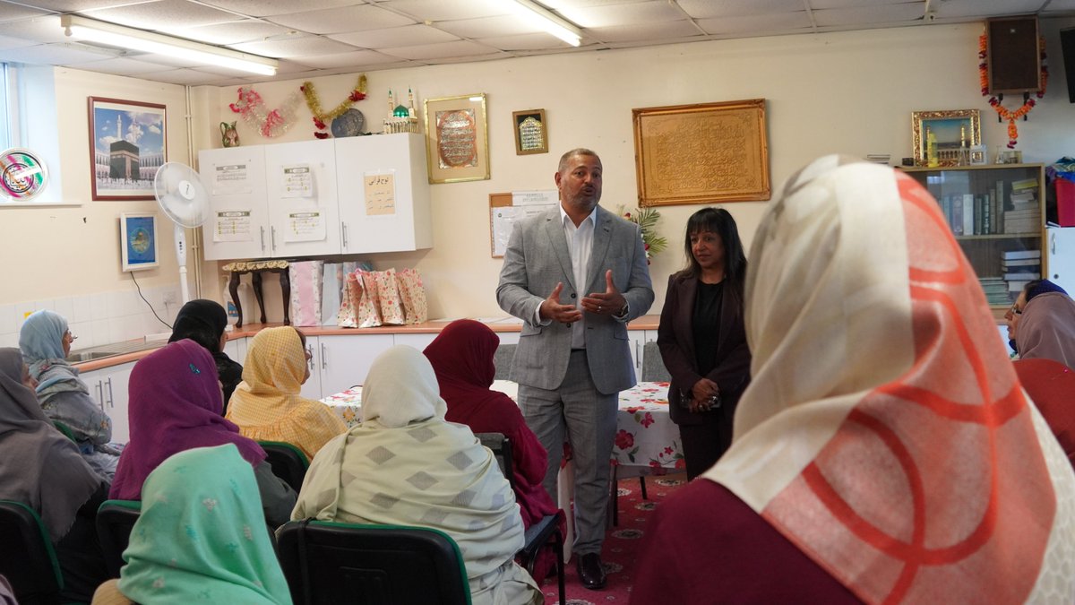 NottsOPCC's tweet image. 🙌 Nottinghamshire PCC Gary Godden and his Deputy @AngelaKandola recently visited Nottingham’s Muslim Women’s Organisation, to further enhance Community Cohesion and empower those in attendance to have the confidence to report should they become a victim of hate crime.