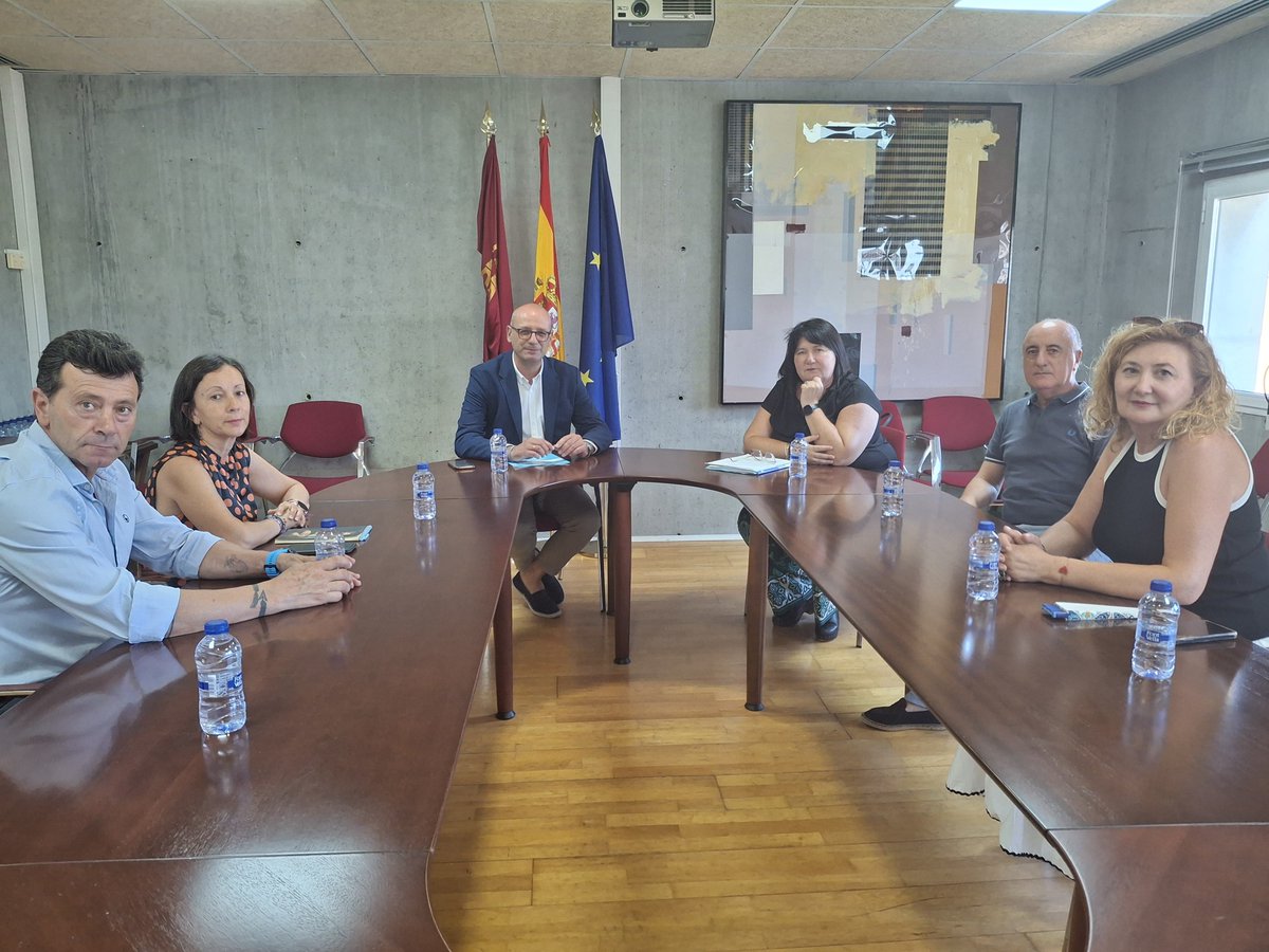 Educarm (@educarm) on Twitter photo 📆Reunión de trabajo del consejero <a href="/VictorMarinNav/">Víctor Marín Navarro</a> con la Asociación de Directivos de Centros Públicos de Educación Secundaria de la #RegióndeMurcia <a href="/adesmurcia/">ADES Murcia</a> para hacer balance de fin de curso y preparar el inicio del próximo curso.
#educación 📆Reunión de trabajo del consejero <a href="/VictorMarinNav/">Víctor Marín Navarro</a> con la Asociación de Directivos de Centros Públicos de Educación Secundaria de la #RegióndeMurcia <a href="/adesmurcia/">ADES Murcia</a> para hacer balance de fin de curso y preparar el inicio del próximo curso.
#educación