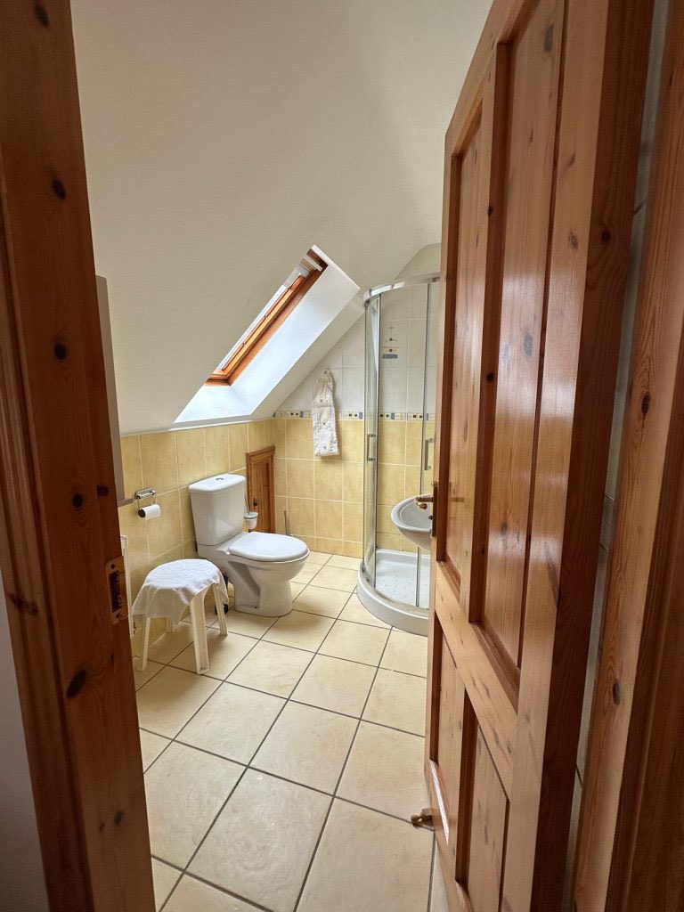 THEHomeshareIE's tweet image. 🚨 Opportunity Alert: Female Sharer Only! 🚨
🏡 Looking for a peaceful, affordable home in beautiful East Cork?
Here's your chance! Share a spacious rural house just 1km from Killeagh with an independent older lady seeking friendly company and the reassurance of not living…