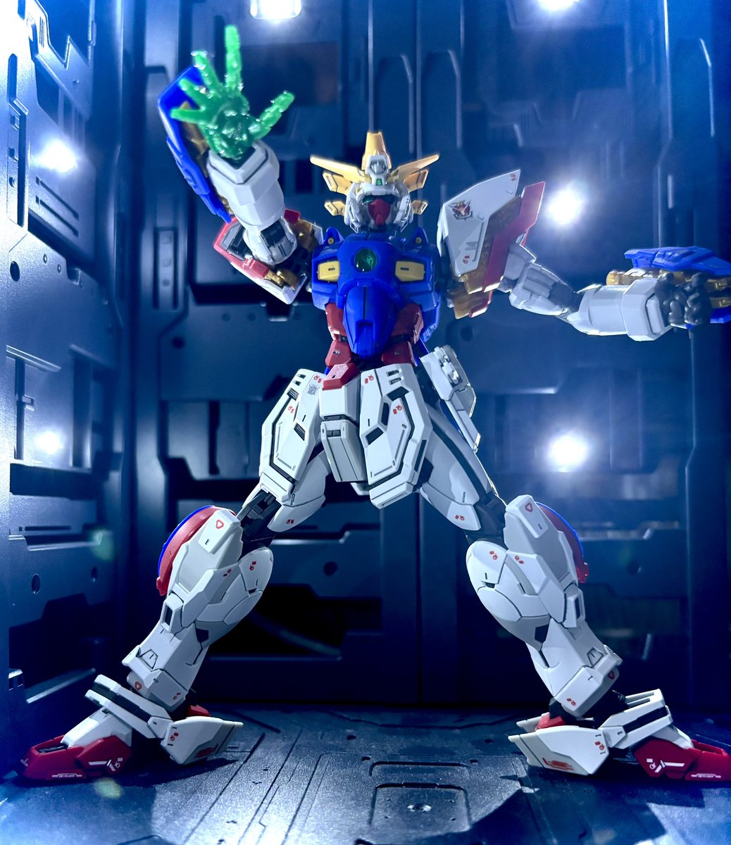 RGシャイニングガンダム完成😃
スーパーモード差し替え無しはよくできていると感心🤨ただヘッドパーツが細かかったぁ😆
#ガンダム　#ガンプラ　#ガンプラ好きと繋がりたい　#gundam  #gunpla #シャイニングガンダム　#RG