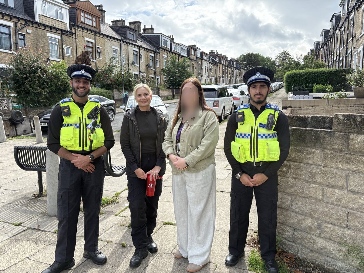WYP_SaferBD's tweet image. PC Szpara, PCSO Sam, West NPT &amp;amp; PC Cahn joined forces for a leaflet drop promoting Soundwave — a youth project for 12–16s across Bradford focused on rap, songwriting &amp;amp; building confidence. 🎤👏 #YouthEngagement #SoundwaveProject #BradfordPolice