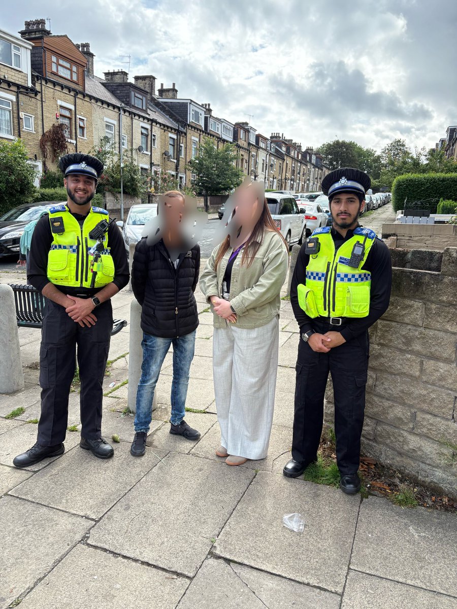 WYP_SaferBD's tweet image. PC Szpara, PCSO Sam, West NPT &amp;amp; PC Cahn joined forces for a leaflet drop promoting Soundwave — a youth project for 12–16s across Bradford focused on rap, songwriting &amp;amp; building confidence. 🎤👏 #YouthEngagement #SoundwaveProject #BradfordPolice