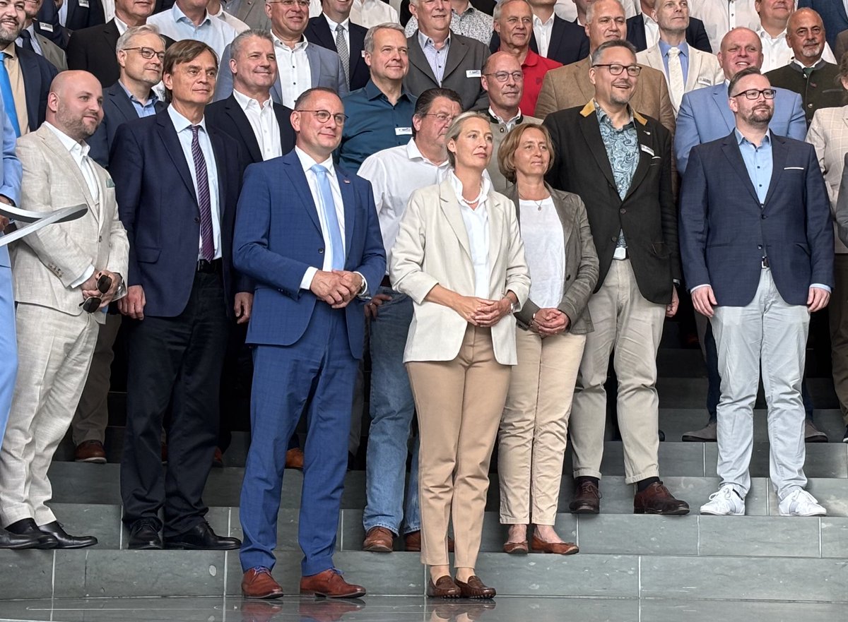 garstigergerrit's tweet image. Wer Alice Weidel journalistisch begleitet, sie vielleicht sogar schon einmal interviewt hat, der weiß: Sie nutzt Umgebungslautstärke gerne einmal, um sich durch eine Nachfrage Zeit zu verschaffen oder sogar Interviews abzubrechen. Auch wenn ihr Gespräche zu lange dauern oder ihr…