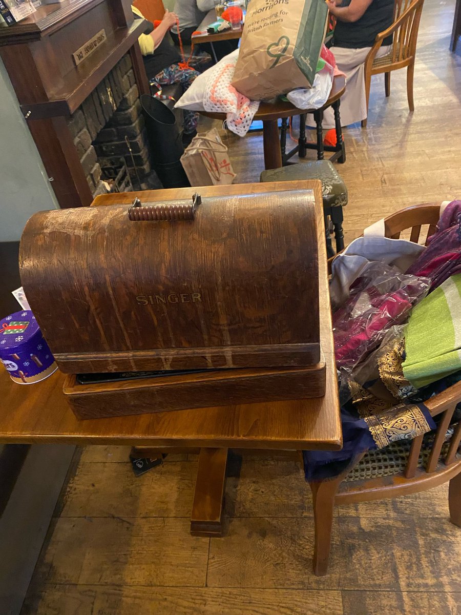 AntwerpArmsAsoc's tweet image. 🎵 SPINS & NEEDLES — how we roll on a Tuesday.
Bring your best vinyl, your latest craft project, or just park yourself at the bar with a pint and Scampi Fries.
This pic? That’s Nick’s mum’s 100-year-old Singer sewing machine, with Shani knocking out some cracking party bunting.