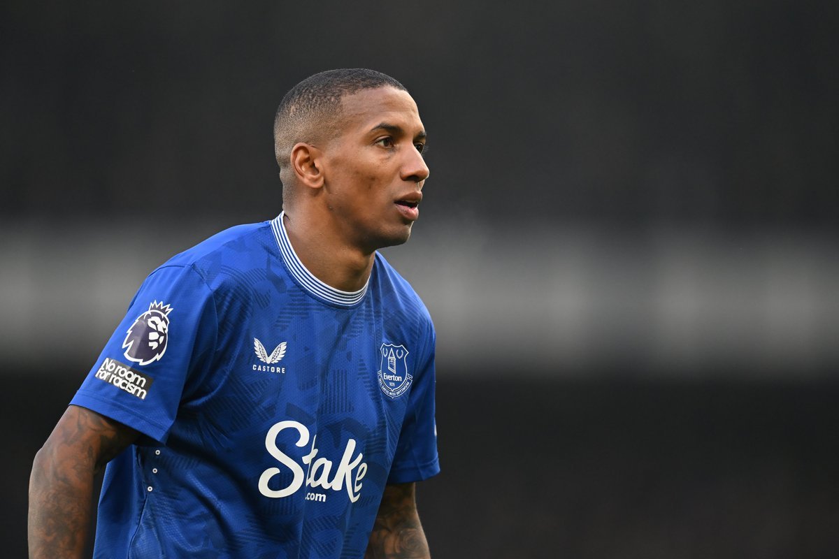TheFLZone's tweet image. ✍️ Watford have failed to agree a deal with Ashley Young.
He looks set to join Ipswich now.
(via @alex_crook)
#itfc