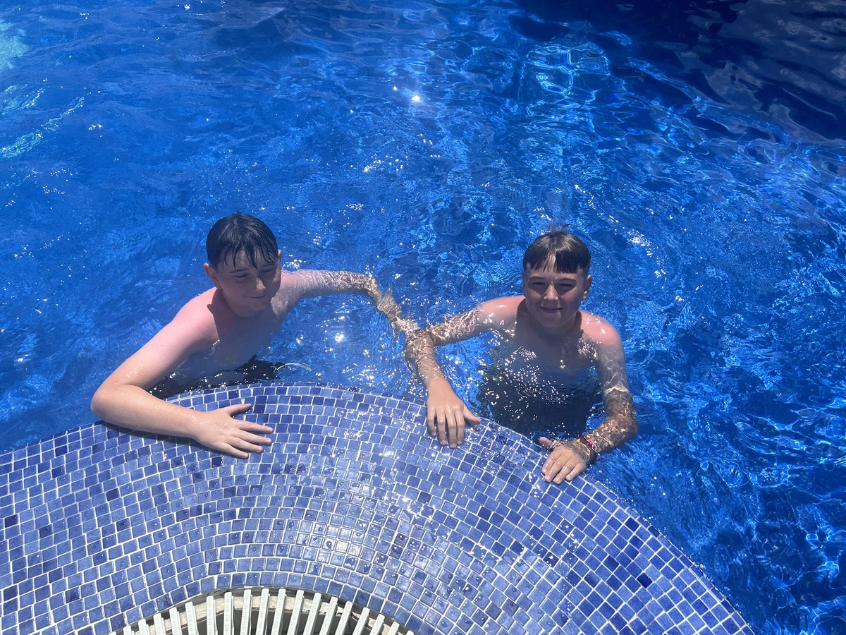pe_TGS's tweet photo. Some hotel pool time before lunch! #MakingASplash https://t.co/vWtfvaGgmL