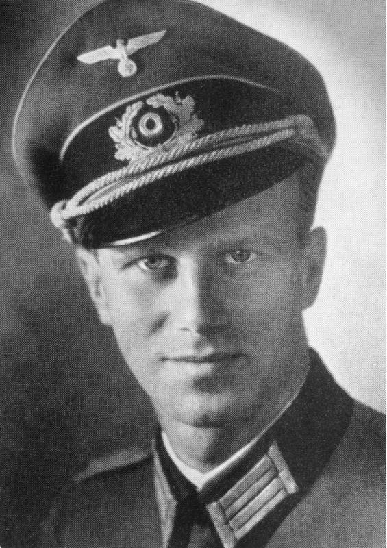 NieMehrKrieg's tweet image. Als die Verschwörer des 20. Juli am Ende des Tages (kurz vor oder nach Mitternacht) im Hof des Bendlerblocks erschossen wurden, sprang Werner von Haeften im letzten Augenblick vor Stauffenberg, um ihn zu schützen. Nach Aussage der Augenzeugin Alix von Winterfeldt rief Haeften „Es…