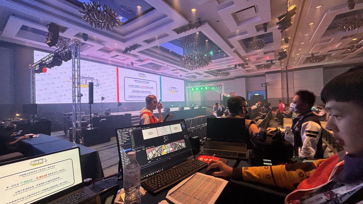 xFly_Dragon's tweet image. 這次UTFG大家辛苦了!
不論是工作人員還是表演者們都辛苦了
其實閃耀舞台時我是在旁邊控螢幕以及畫面中間的視覺動畫擔當!
不知道大家有沒有注意到自己手中送出的閃光(投票)是會即時呈現在畫面上發送給表演者的呢!?
希望大家也喜歡這個讓自己有參與感的表現方式~
#UTFG #UTFG2025