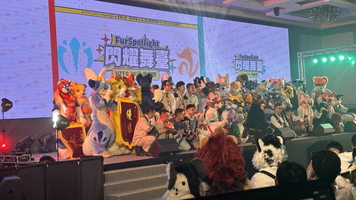 xFly_Dragon's tweet image. 這次UTFG大家辛苦了!
不論是工作人員還是表演者們都辛苦了
其實閃耀舞台時我是在旁邊控螢幕以及畫面中間的視覺動畫擔當!
不知道大家有沒有注意到自己手中送出的閃光(投票)是會即時呈現在畫面上發送給表演者的呢!?
希望大家也喜歡這個讓自己有參與感的表現方式~
#UTFG #UTFG2025