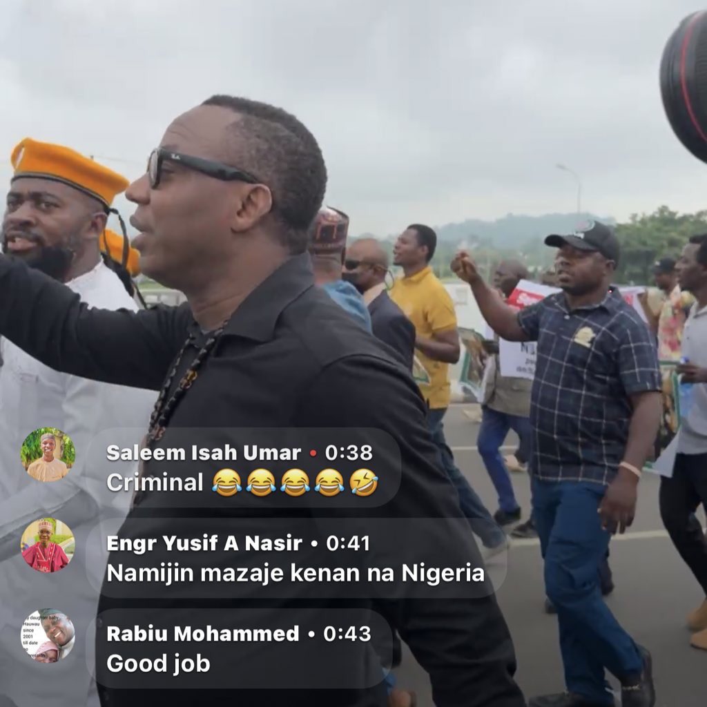 lekeyor's tweet image. Pay police protest started already police that he is fighting for as collected his eyes glasses today but we are still there #paypolice #RevolutionNow