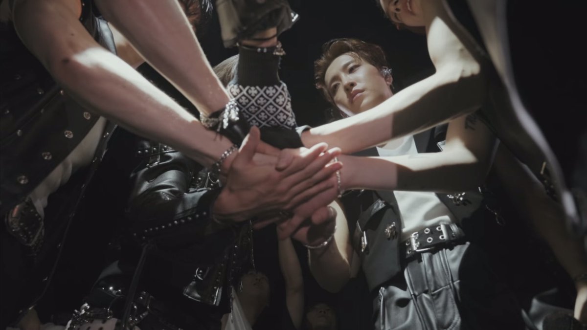 93again's tweet image. มือมาร์คเป็นฐานรองมือน้องๆเสมอเลย🥺💚 

#GOT7_NESTFEST