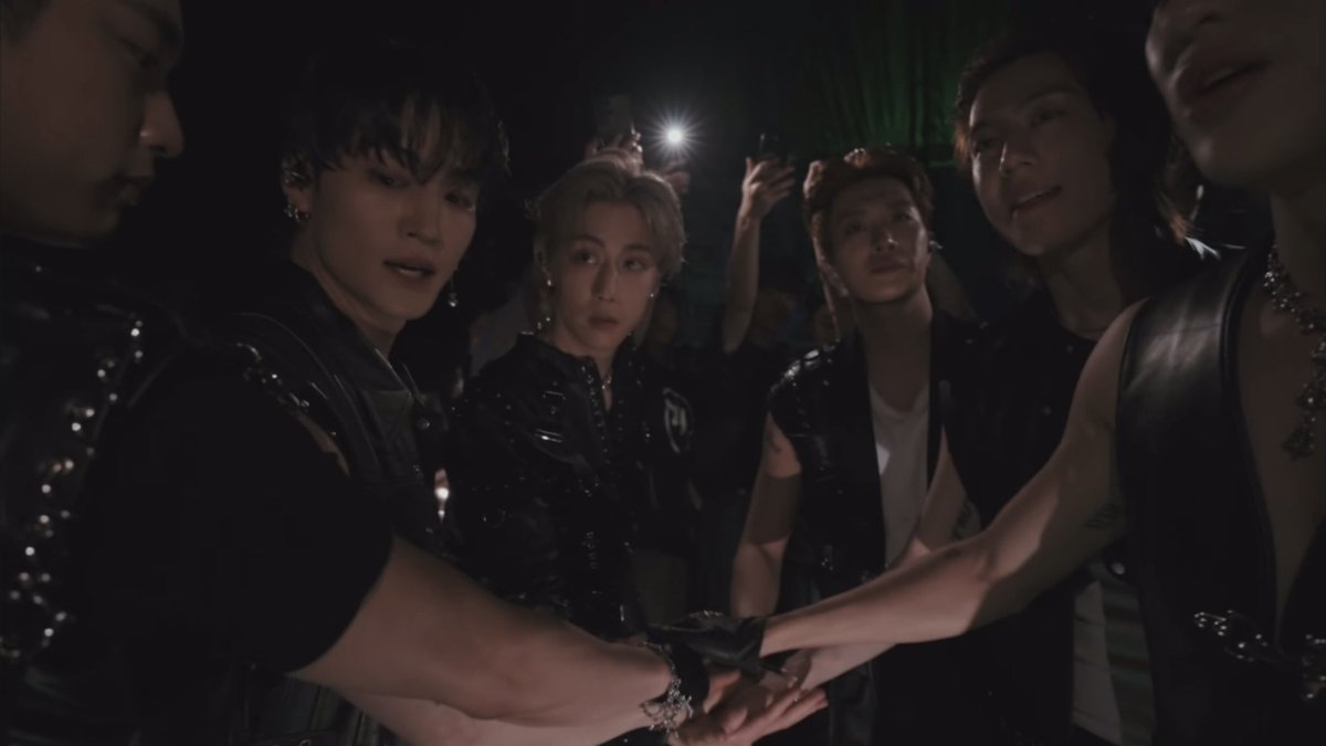 93again's tweet image. มือมาร์คเป็นฐานรองมือน้องๆเสมอเลย🥺💚 

#GOT7_NESTFEST