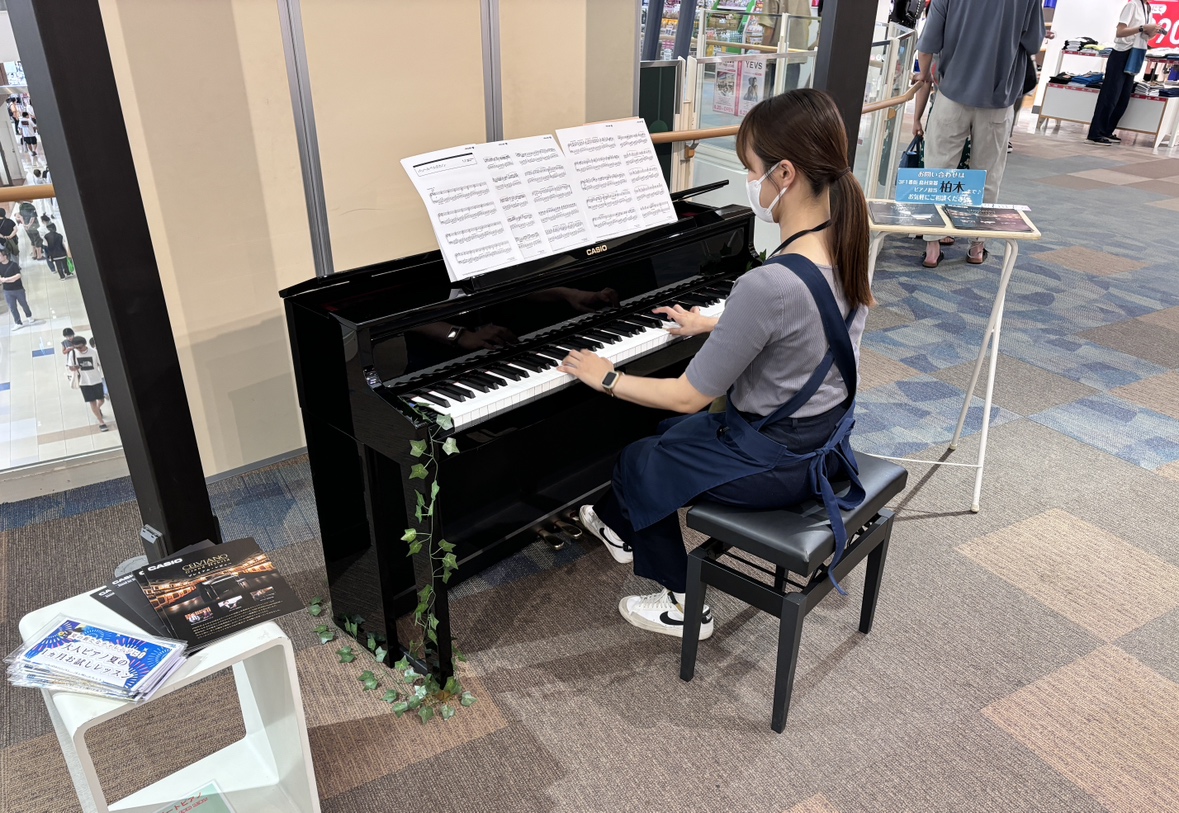 shima_shoubu's tweet image. ストリートピアノに当店ピアノインストラクターの岩田も登場!カノンを演奏していただきました~♪ただいま一ヶ月お試しレッスンも受付中ですので、ご応募お待ちしております!ストリートピアノも引き続き盛り上げていきましょう♪(柏木)
#菖蒲ストリートピアノ #ピアノサロン #レッスン #音楽教室