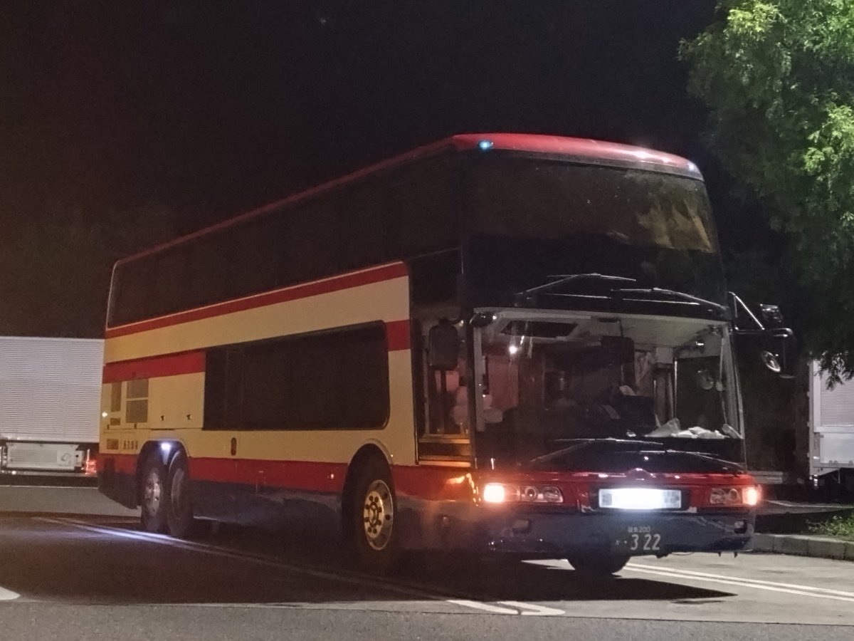 E485E189's tweet image. とりあえず家につきました。JR東海バスの撮影会に当選し、移動をどうしようとギャラクシー号大阪行きの座席表を見たらちょうどV8エアロキング322号車ではないですか〜😍ってから決めた行程で結局ヘロヘロになりましたとさwてなことで皆様、ポストにお付き合い頂きありがとうございました🙇