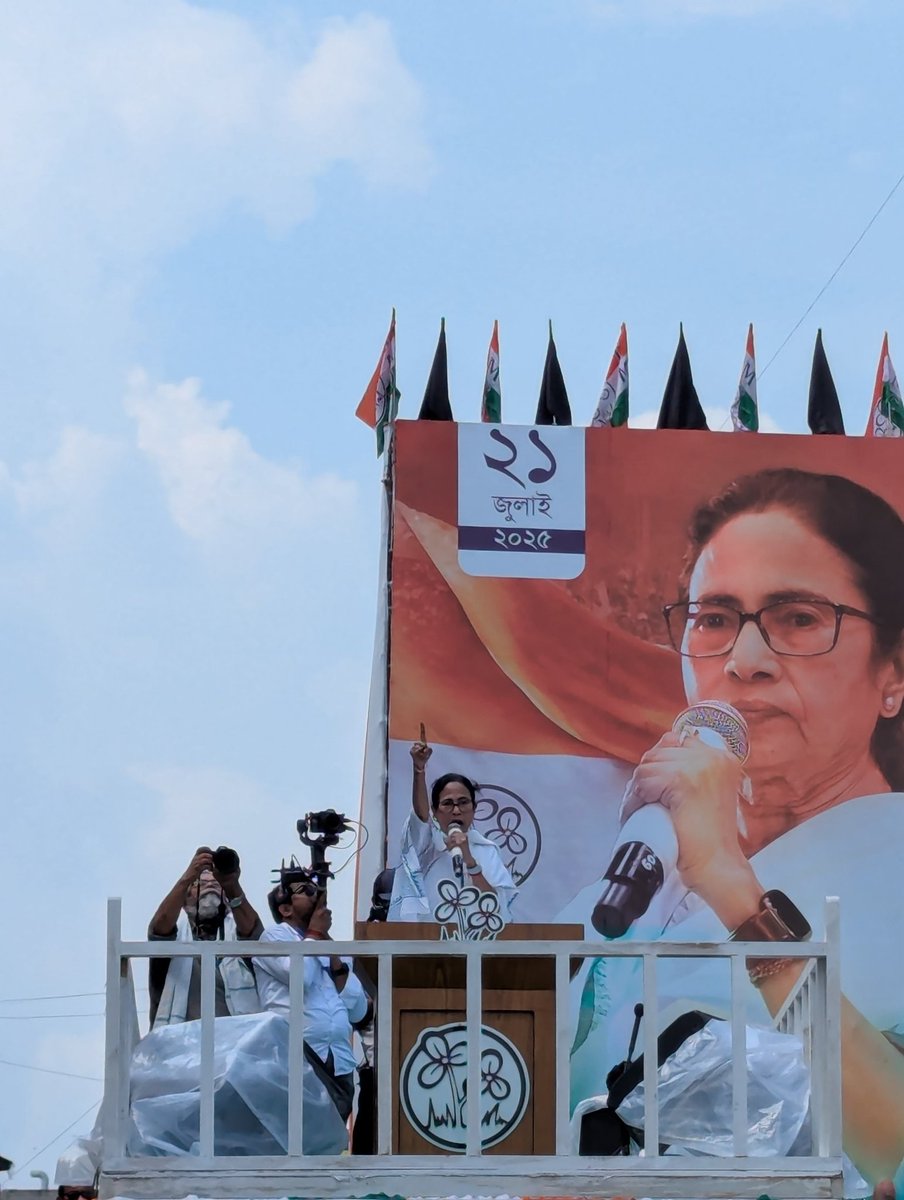 BombagorerRani's tweet image. এতটা কাছে ছিলাম।
একটা অদ্ভুত অনুভূতি, যতবার দিদি জয় বাংলা বলছেন চারপাশটা গমগমিয়ে উঠছে।
তার সাথে একত্রিত হয়ে জাতীয় সঙ্গীত গেয়ে মনে হল,এরা আমাদের বাংলাদেশী বলে?
এতো দরদ দিয়ে জাতীয় সঙ্গীত আর কোন জাতি গাইতে পারে?