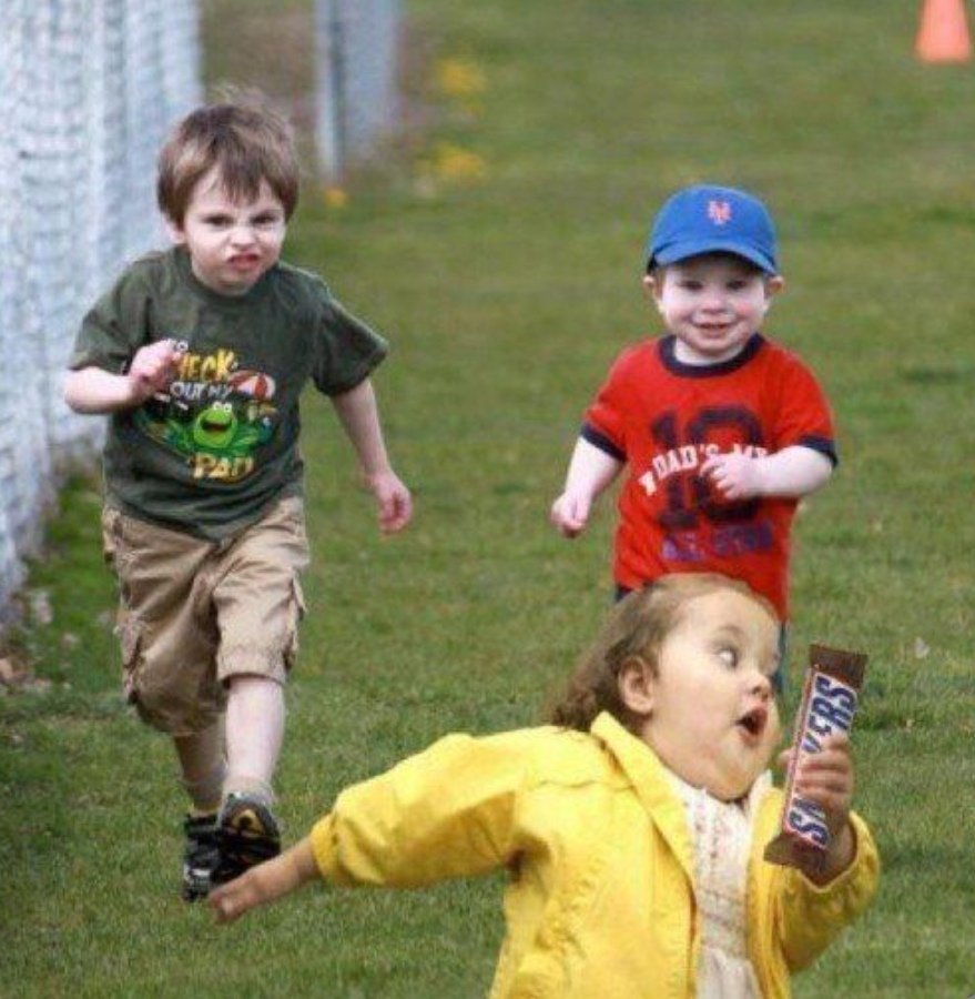 ElasLittleWorld's tweet image. LUNCHTIME.
The students are all still on vacation, but my team and me, we're at work. There's still so much to do. Dessert. Everyone ALWAYS wants the choclate. My deputy just throws it to me, shouting: RUN, Ela!🏃♀️🤣 So much fun! I love my peeps. 🥹❤️ Fun. So important in life!