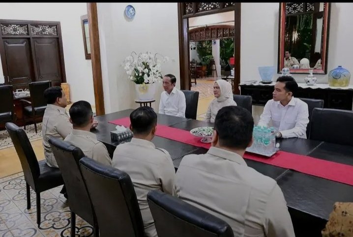 Raja beserta Ratu dan juga didampingi Pangeran sdg memberikan Pembekalan.