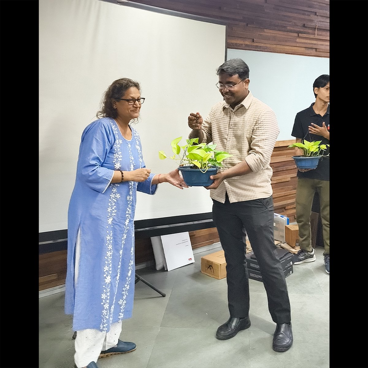 IVSSchoolIndia's tweet image. Hands-on with premium wood! 🌲✨
IVS School of Design hosted an interactive workshop with Span Floors, where students explored sustainable wooden flooring and cladding solutions through live demos and material displays.
#IVSIndia #workshopdesign #woodenfloorpolishing