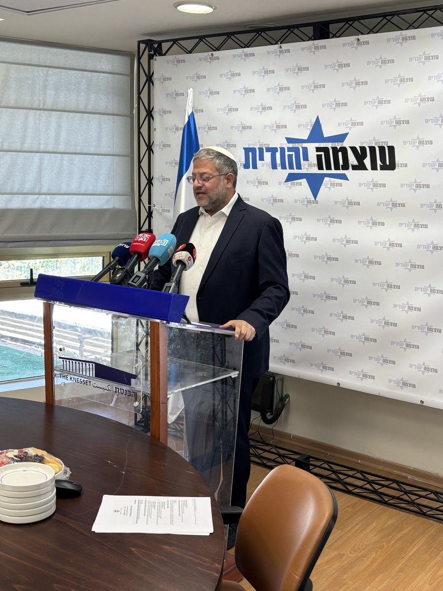 YuvalKarni's tweet image. השר @itamarbengvir תוקף את היועמשית על רקע הביקורת שלה לאי-קידום קצינה מצטיינת במשטרה: ״היועצת המשפטית מתנהגת כמו במאפיה. עבריינות לשמה. היא מנסה לגבות ממני תג מחיר בעקבות ההחלטה שלי להצביע על הדחתה מהתפקיד״.