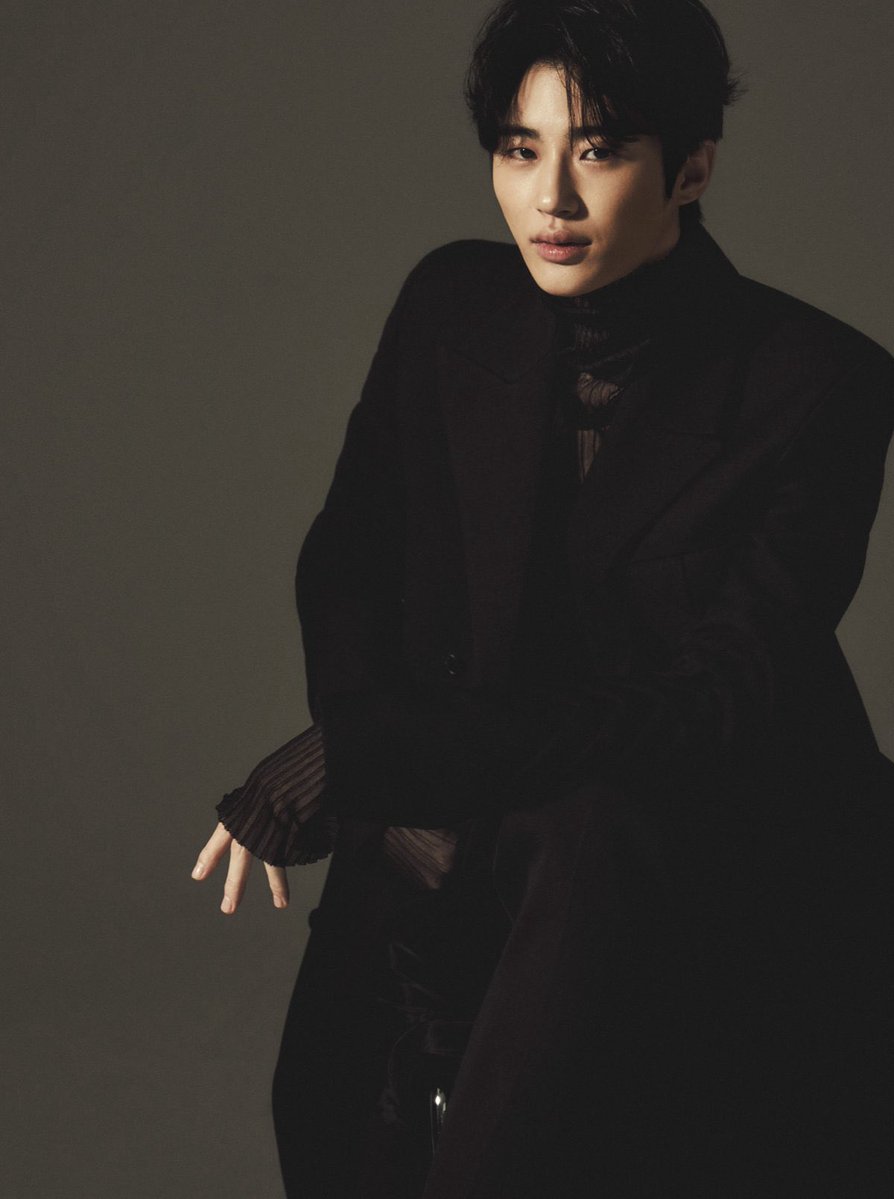 bewithyou_SG's tweet image. ✨Bringing back my Fav GQ shots in 2019 #ByeonWooSeok @GQKOREA
변우석 배우님, 시간이 아무리 흘러도… 여전히 반짝이세요 ✨🩵
#변우석 #ByeonWooSeok