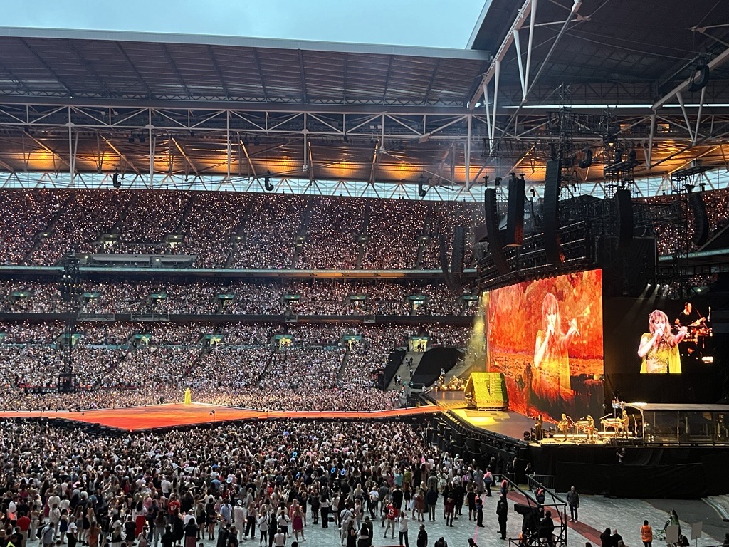 ImperialBiz's tweet image. What happens when Taylor Swift meets economic theory? 🤔 Our BSc students analysed the economic impact of Taylor Swift at the Bank of England Swiftonomics event. 🎤💌
👉 Read more here: imprl.biz/4lX1TeR
#ImperialBusinessSchool #Undergraduate #Economics #TaylorSwift