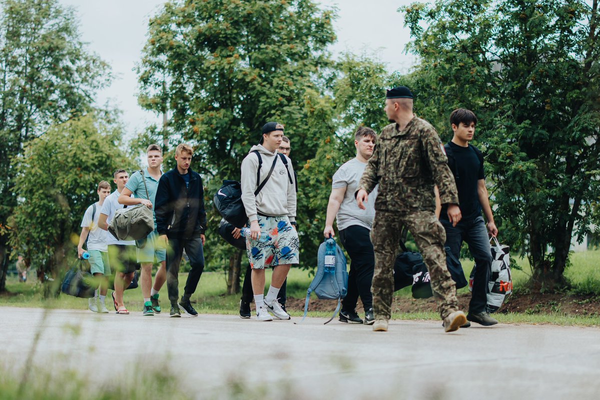 sargs_lv's tweet image. Sestdien, 19. jūlijā, valsts aizsardzības dienestu Lūznavā sāka 100 jaunieši, tostarp Gatis Vildners – latvietis, kurš uzaudzis Lielbritānijā.
💬 “Izlēmu par labu Latvijai. Šeit izskatījās līdzīgi vai pat labāk kā kadetos Lielbritānijā.”
Vairāk: sargs.lv/lv/nbs/2025-07…