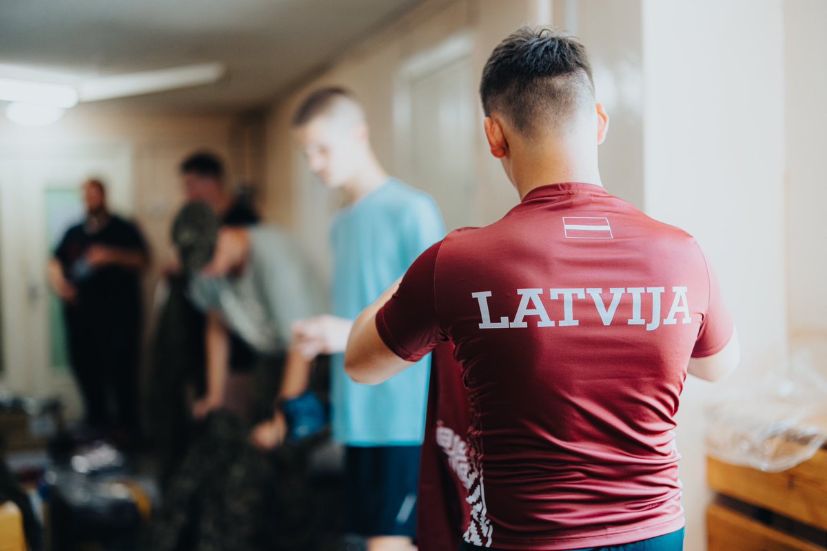sargs_lv's tweet image. Sestdien, 19. jūlijā, valsts aizsardzības dienestu Lūznavā sāka 100 jaunieši, tostarp Gatis Vildners – latvietis, kurš uzaudzis Lielbritānijā.
💬 “Izlēmu par labu Latvijai. Šeit izskatījās līdzīgi vai pat labāk kā kadetos Lielbritānijā.”
Vairāk: sargs.lv/lv/nbs/2025-07…