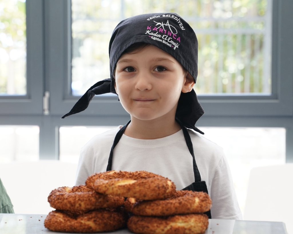 Taze taze, çıtır çıtır, sokak simidi bunlar... 🥯😋

Minik ellerden çıktı, çok da lezzetli oldu.👍

Tabii ki mutfakta annelerinin de yardımı oldu.🙌

Kokusu efsane, tadı olay. 👌

📍Silivrikapı Karınca Eğitim Birimi