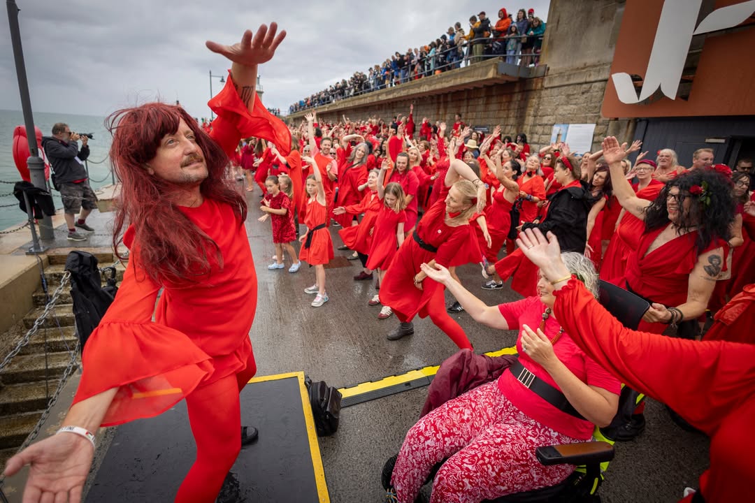 🎶 Folkestone Harbour Arm turned red once again for Most Wuthering Heights Day Ever! Rain didn’t stop the iconic dance tribute to Kate Bush.
📷 Check out the brilliant shots by Andy Aitchison

#WutheringHeightsDay #Folkestone #KateBush #kent