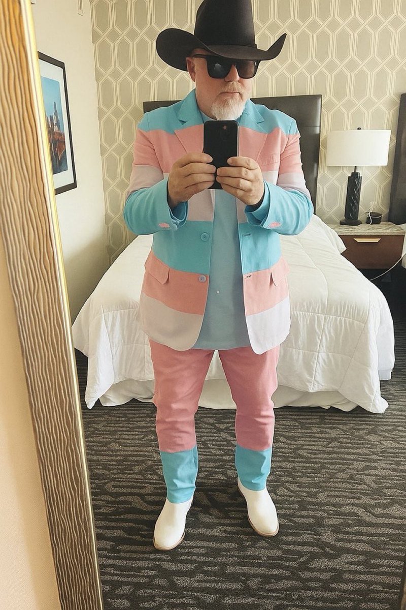 usurpthachef's tweet image. What’s gayer? @catturd2 sucking Trump’s dick on command like the good boy he is OR his super cute new suit?!
