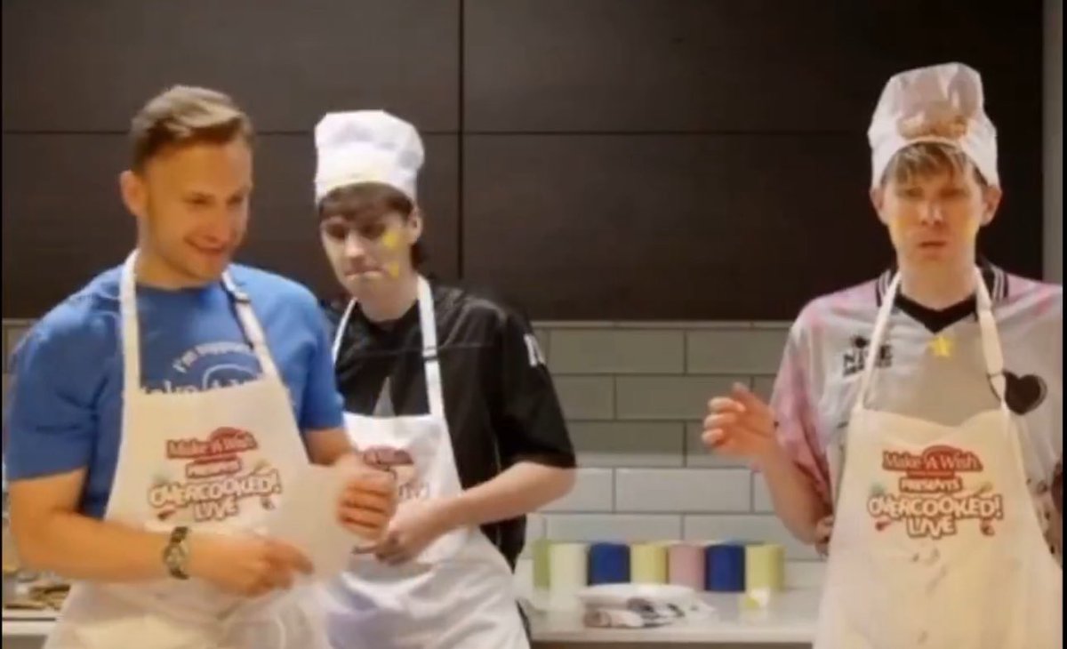 missingdnp's tweet image. dan doing the things where he presses his lips together when gets jealous bc phil keeps calling the host kitchen dad im fucking dushsjdhsjshdjdjdhfjfjcjxjdjfjf