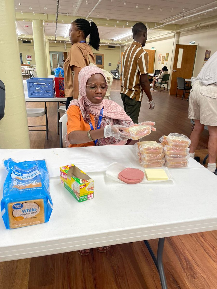 USEmbassyLome's tweet image. ECHOS DE NOS #MWF25 #HaniifahOURONILE, medecin-cheffe du service des urgences au #CHPANEHO, fait son parcours du #MWF25 au @MaxwellSU. Elle élargit son réseau de networking en partageant ses projets, en apprenant des autres, et en tissant des liens. Haniifah s’inspire de la…