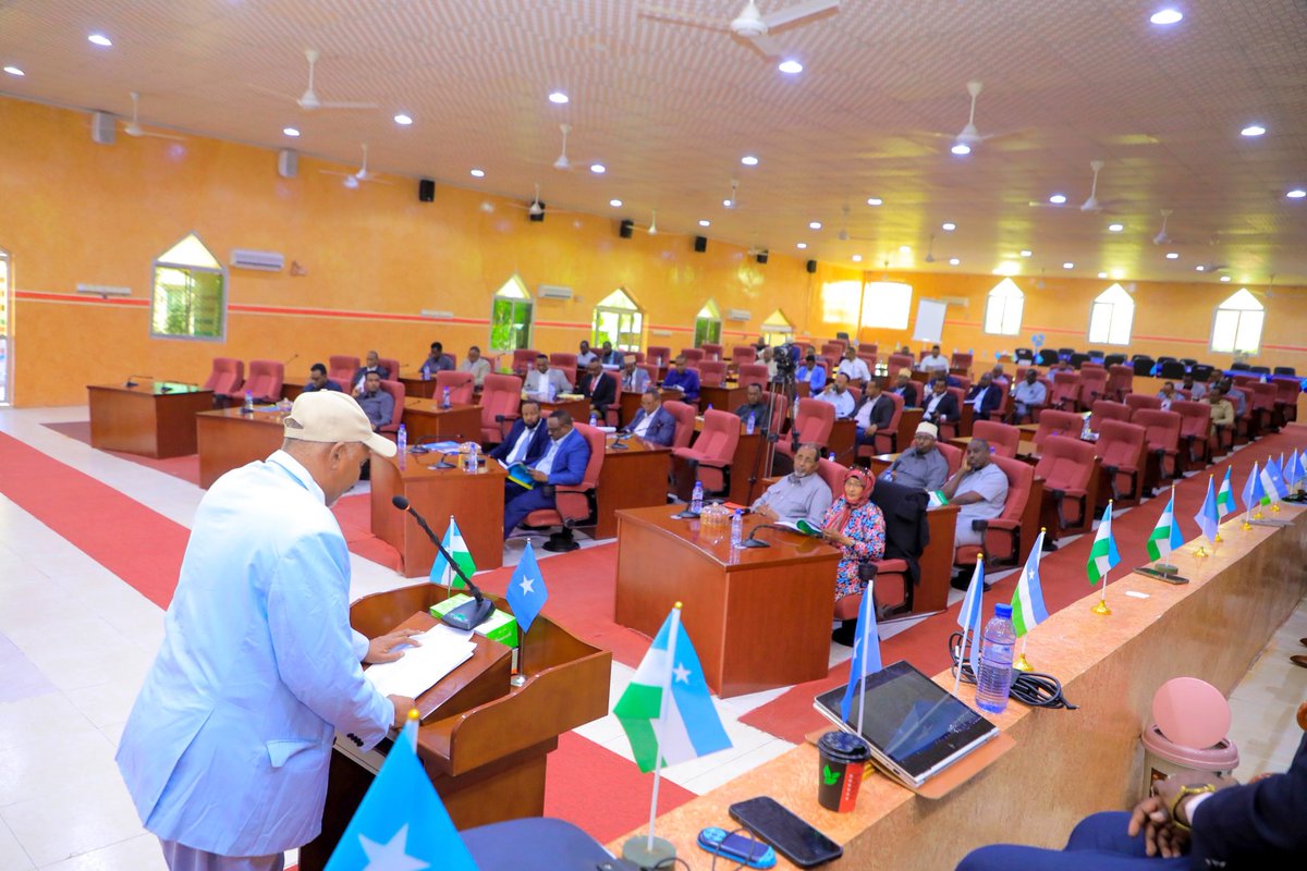 Garoowe, 21 Luulyo 2025: Guddoomiyaha Golaha Wakiillada DPL Hon Abdirisak Ahmed Said oo uu wehliyo Guddoomiye ku-xigeenka 2-aad Hon Mohamed Mahamud Esse ayaa maanta Shir-guddoomiyey fadhiga 20-aad ee Kalfadhiga 56-aad Golaha Wakiillada Dawladda Puntland.