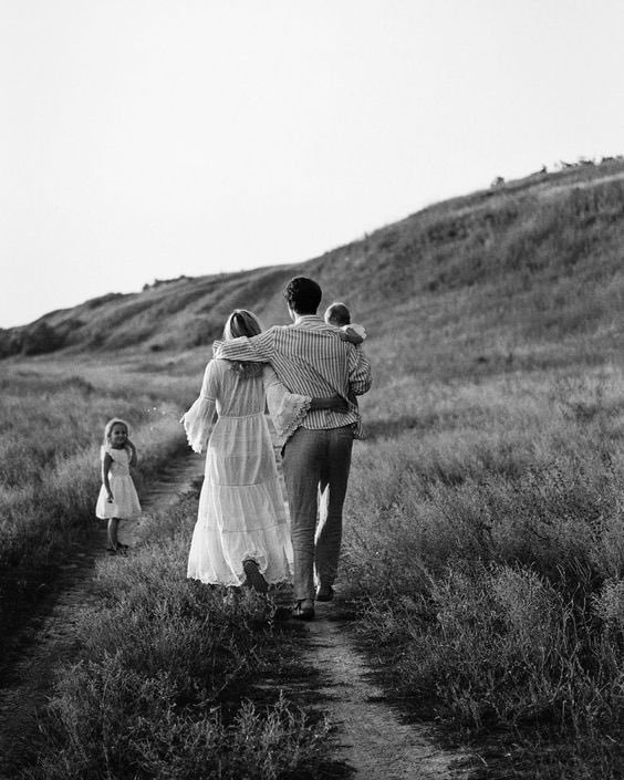UniCatolicos_es's tweet photo. “Un padre y una madre unidos en matrimonio, tomados de la mano y paseando con sus hijos en brazos, será el gesto más revolucionario e intrépido en este decadente siglo”.

- G.K.Chesterton https://t.co/LZua2Lsl2E
