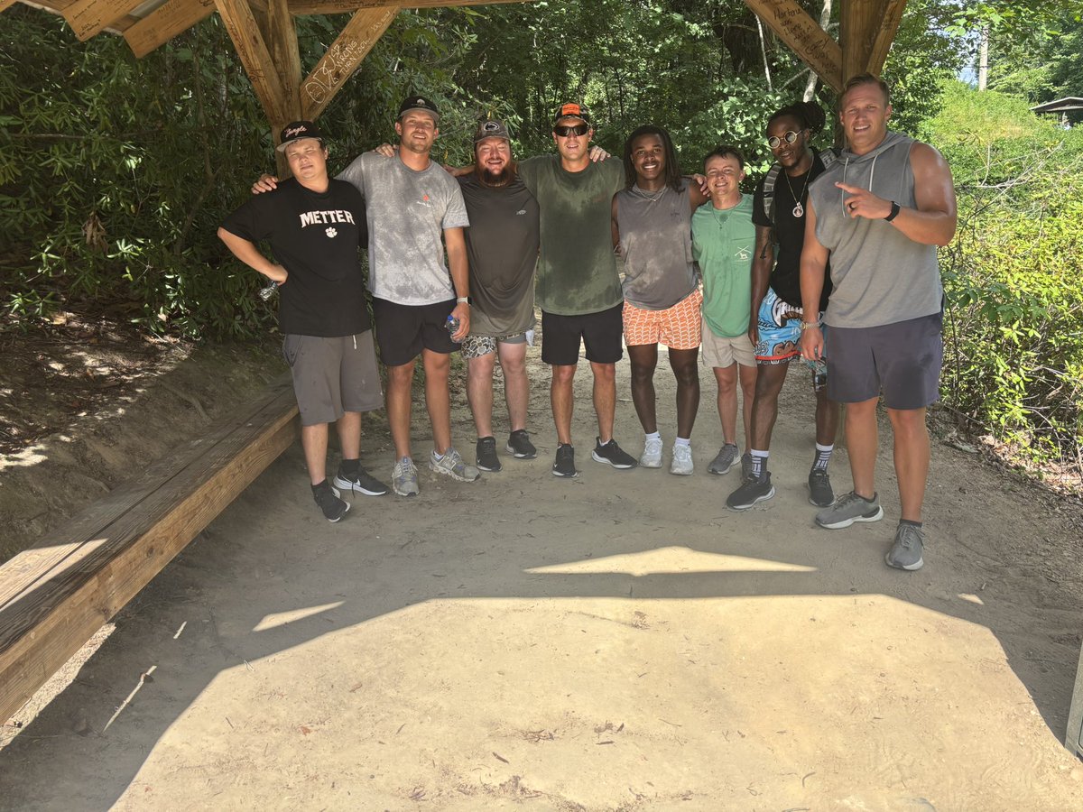MetterFootball's tweet image. STAFF RETREAT ✅

📍 Rabun county, GA

BLACK COAT MAFIA ⚫️⚫️

#gotigers / #chasingGREATNESS