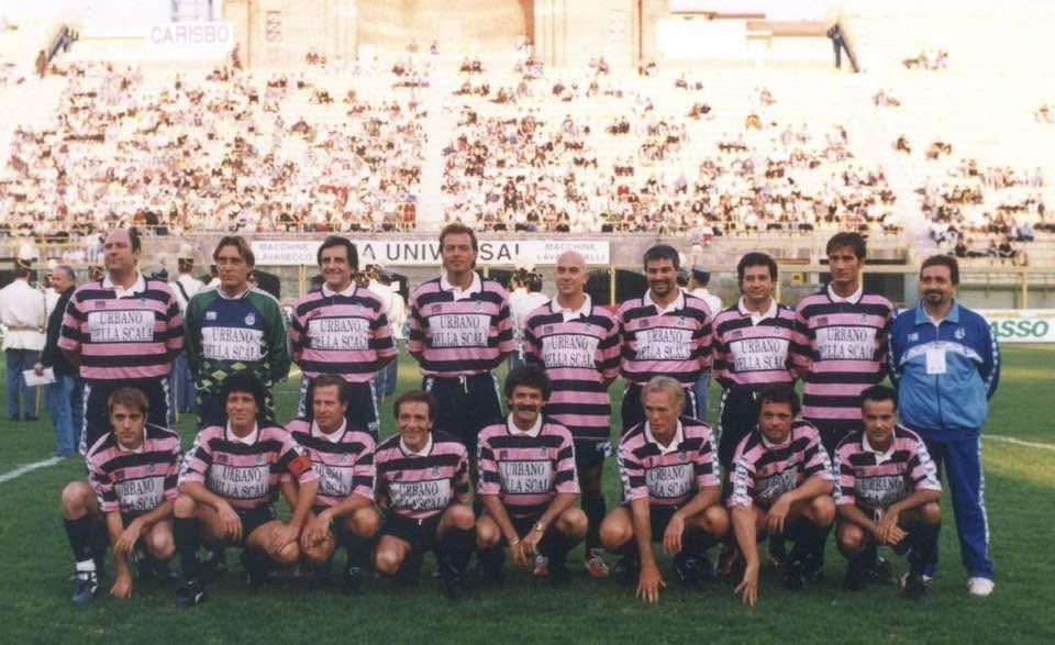 RICONOSCI QUESTI VOLTI?
Questa non è una semplice squadra di calcio… è la mitica NAZIONALE CALCIO-ATTORI nella quale ho giocato per anni.
Attori, musicisti e personaggi dello spettacolo che hanno fatto del bene facendo  sognare (e sorridere) il pubblico… anche sul campo!

Chi