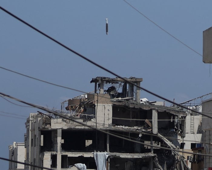 iranscreenshot's tweet image. Photo captures an Israeli missile landing on a residential building in Gaza City on 21 July 2025