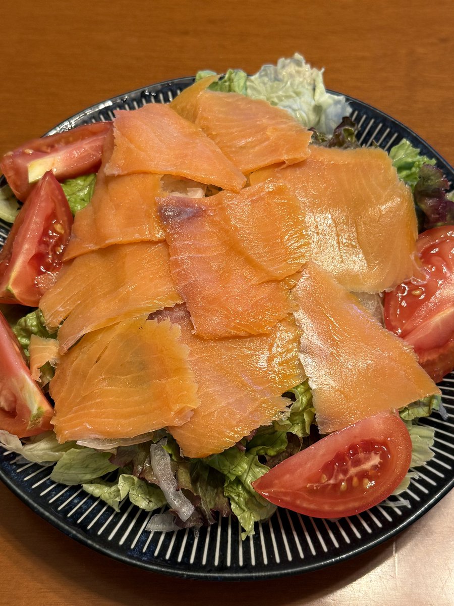 cleopatras777's tweet image. 3連休最終日夕食は、ピッツァ・サルヴァトーレからテイクアウト(クアトロスタジオーネ、揚げナスのペンネアラビアータ)、
スモークサーモンとカルパッチョは自前で白百合醸造産のル・モンで乾杯🥂