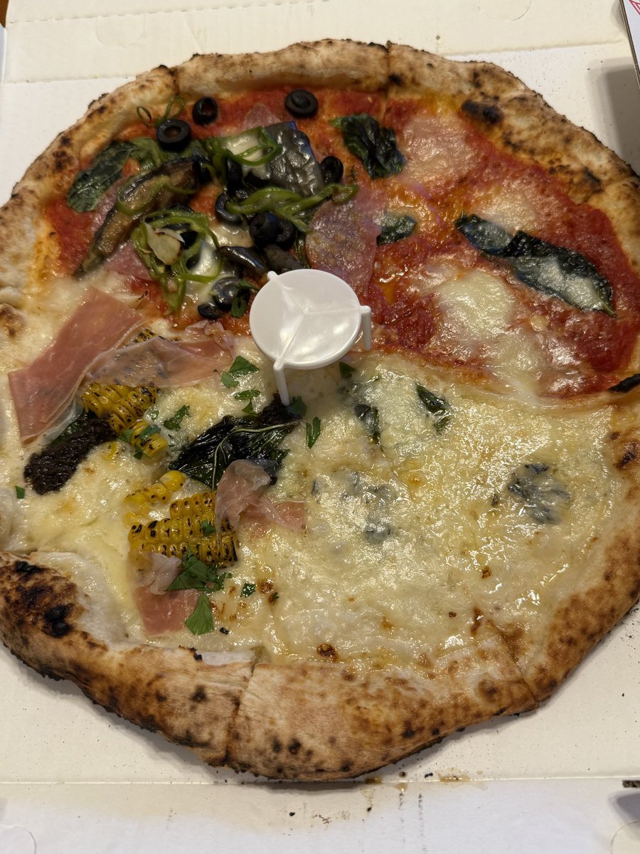 cleopatras777's tweet image. 3連休最終日夕食は、ピッツァ・サルヴァトーレからテイクアウト(クアトロスタジオーネ、揚げナスのペンネアラビアータ)、
スモークサーモンとカルパッチョは自前で白百合醸造産のル・モンで乾杯🥂