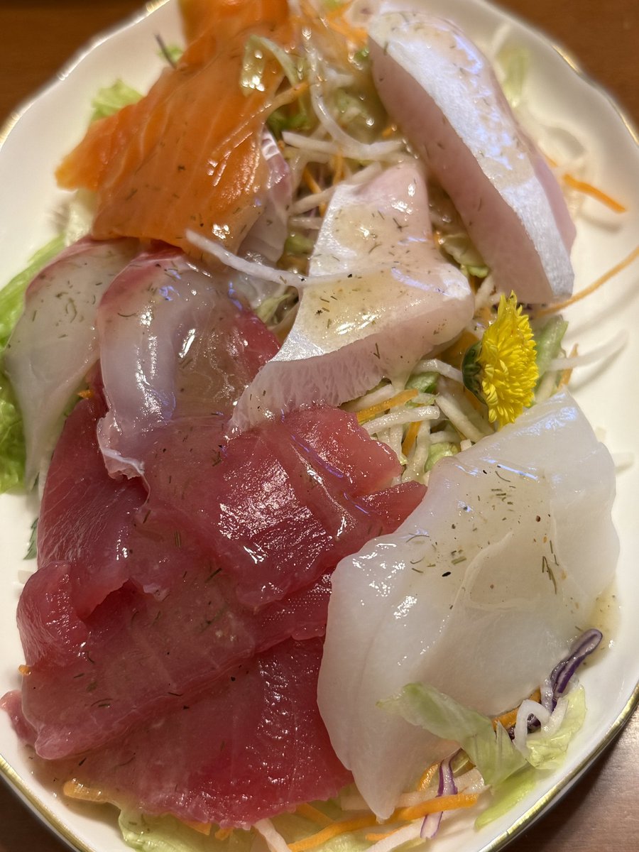 cleopatras777's tweet image. 3連休最終日夕食は、ピッツァ・サルヴァトーレからテイクアウト(クアトロスタジオーネ、揚げナスのペンネアラビアータ)、
スモークサーモンとカルパッチョは自前で白百合醸造産のル・モンで乾杯🥂